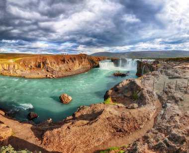 Güçlü Godafoss şelalesinin nefes kesici manzarası. Godafoss 'un üzerinde dramatik bir gökyüzü. Konum: Bardardalur Vadisi, Skjalfandafljot Nehri, İzlanda, Avrupa