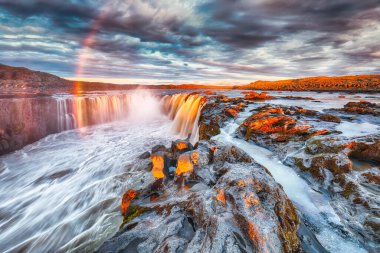 Şahane şelale manzarası ve selfoss şelalesi. Konum: Vatnajokull Ulusal Parkı, Jokulsa Nehri Fjollum, Kuzeydoğu İzlanda, Avrupa