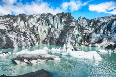 İzlanda Atlantik 'in güney kıyısındaki Katla Geopark' taki Solheimajokull buzulunun nefes kesici görüntüsü. Konum: Myrdalsjokull buzulunun güney buzul dili, Vik köyü, İzlanda, Avrupa