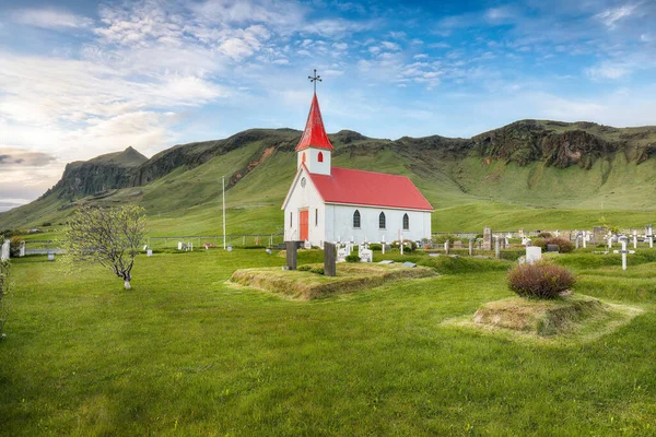 Reyniskirkja Tipica Chiesa Islandese Sulla Strada Spiaggia Reynisfjara Ubicazione Villaggio — Foto Stock