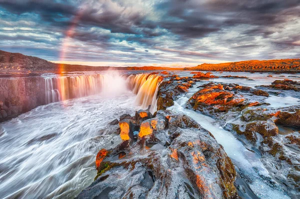 幻想的な滝やセルフ滝のカスケードの息をのむような景色 ヴァトナヨークトル国立公園 ヨクルサ川フォルム アイスランド北東部 ヨーロッパ — ストック写真