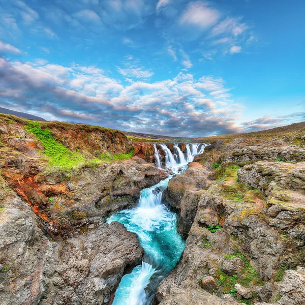 夏の晴れた日にKolufosar滝の息をのむような景色 アイスランドの人気のある観光地 コルーフォサル滝 ヴェストル ハンヴァトンスラー アイスランド ヨーロッパ — ストック写真
