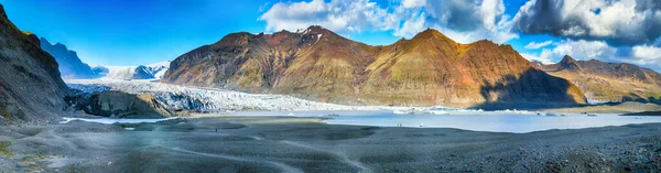 令人叹为观止的斯卡夫塔费尔冰川和冰岛南部的火山山脉 Skaftafell国家公园 Skaftafellsjokull冰川 — 图库照片