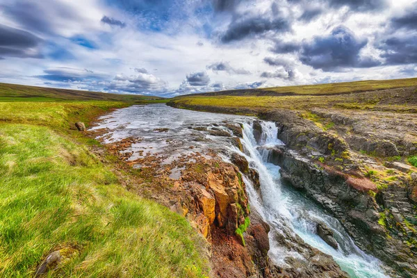 夏天阳光明媚的日子里 科勒福萨瀑布的美景令人叹为观止 冰岛受欢迎的旅游目的地 Kolufossar Waterfall Vestur Hunavatnssysla Iceland Europe — 图库照片