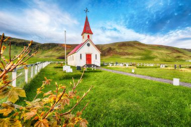 Reyniskirkja - Reynisfjara plajına giden tipik İzlanda kilisesi. Konum: Vik I Myrdal Köyü, İzlanda, Avrupa
