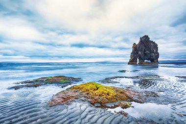 İzlanda 'da Hvitserkur' un eşsiz bazalt kayasının nefes kesici görüntüsü. Konum: Hvitserkur, Vatnsnes yarımadası, İzlanda, Avrupa.