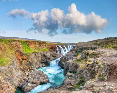 Güneşli yaz gününde Kolufossar şelalesinin nefes kesici manzarası. İzlanda 'da popüler bir turizm merkezi. Konum: Kolufossar Şelalesi, Vestur-Hunavatnssysla, İzlanda, Avrupa