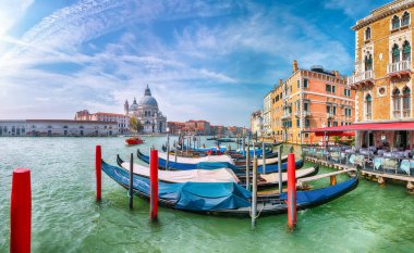 Venedik 'in nefes kesici sabah manzarası ünlü Canal Grande ve Basilica di Santa Maria della Salute kilisesi. Konum: Venedik, Veneto bölgesi, İtalya, Avrupa