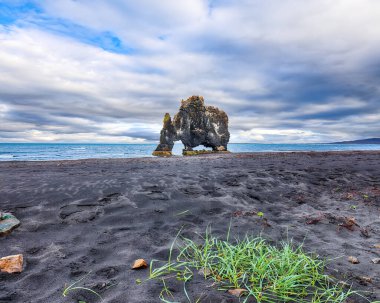 İzlanda 'da Hvitserkur' un eşsiz bazalt kayasının nefes kesici görüntüsü. Konum: Hvitserkur, Vatnsnes yarımadası, İzlanda, Avrupa.