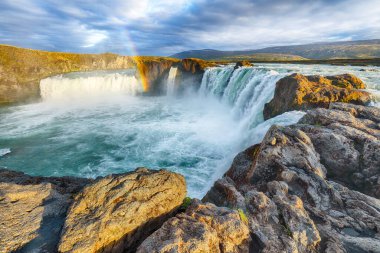 Güçlü Godafoss şelalesinin nefes kesici manzarası. Godafoss 'un üzerinde dramatik bir gökyüzü. Konum: Bardardalur Vadisi, Skjalfandafljot Nehri, İzlanda, Avrupa