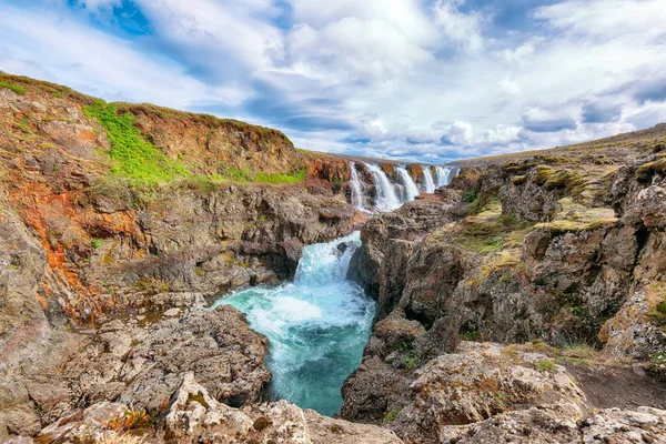 夏天阳光明媚的日子里 科勒福萨瀑布的美景令人叹为观止 冰岛受欢迎的旅游目的地 Kolufossar Waterfall Vestur Hunavatnssysla Iceland Europe — 图库照片