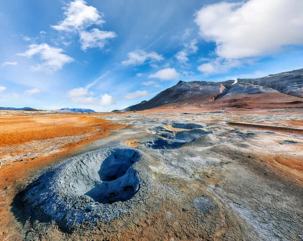 Mudpot Bollenti Mozzafiato Nella Zona Geotermica Hverir Terreno Incrinato Intorno — Foto Stock