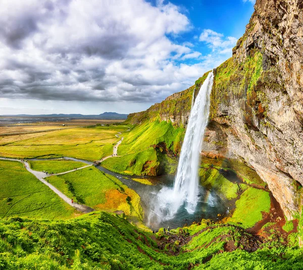 Lélegzetelállító Seljalandsfoss Vízesés Izlandon Napsütéses Napon Elhelyezkedés Seljalandsfoss Vízesés Seljalandsa — Stock Fotó