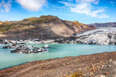 İzlanda Atlantik 'in güney kıyısındaki Katla Geopark' taki Solheimajokull buzulunun nefes kesici görüntüsü. Konum: Myrdalsjokull buzulunun güney buzul dili, Vik köyü, İzlanda, Avrupa