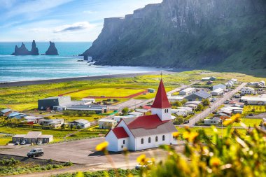 Vikurkirkja Hristiyan kilisesinin çiçek açması nefes kesici bir manzara. En popüler turizm merkezi. Konum: Myrdal Vadisi 'ndeki Vik köyü, İzlanda, Avrupa.