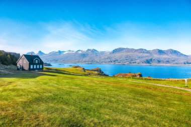 Teigarhorn 'daki eski evin nefes kesici manzarası (1880-1882). Konum: Teigarhorn Doğal Anıt ve Doğa Koruma Alanı, Berufjordur, Doğu İzlanda, Avrupa