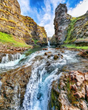 Kolugljufur Kanyonu ve Kolufossar Şelalesi 'nin nefes kesici manzarası. Kolugljufur vadisi Vididalsa nehrinde yer almaktadır. Konum: Kolufossar Şelalesi, Vestur-Hunavatnssysla, İzlanda, Avrupa
