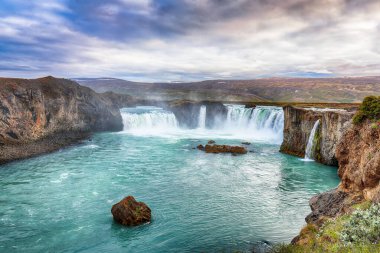 Güçlü Godafoss şelalesinin nefes kesici manzarası. Godafoss 'un üzerinde dramatik bir gökyüzü. Konum: Bardardalur Vadisi, Skjalfandafljot Nehri, İzlanda, Avrupa