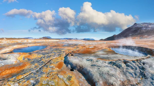 Lélegzetelállító Forrásban Lévő Iszapedények Hverir Geotermikus Területen Repedt Talaj Körül — Stock Fotó