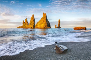 Vik köyü yakınlarındaki Kara Plaj Reynisfjara 'daki kaya oluşumlarının nefes kesici görüntüsü. Yer: Reynisfjara Sahili, Vik Köyü, İzlanda (Sudurland), Avrupa