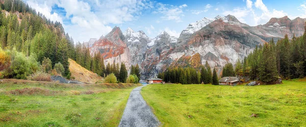 奥什基宁山谷和蓝精灵峰壮观的秋天景色 背景为蓝精灵峰的瑞士阿尔卑斯山场景 Oeschinen Valley Canton Bern Switzerland Europe — 图库照片