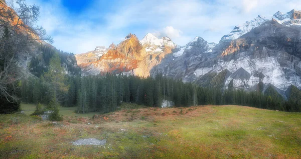 Látványos Őszi Kilátás Oeschinen Völgyre Bluemlisalp Csúcsra Scene Svájci Alpokban — Stock Fotó