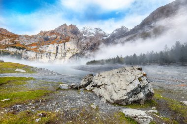 Oeschinensee Gölü 'nün muhteşem sonbahar manzarası. Arka planda Bluemlisalp zirvesi olan İsviçre Alpleri sahnesi. Konum: Oeschinen Vadisi, Bern Kantonu, İsviçre, Avrupa