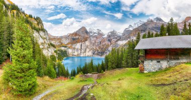 Oeschinensee Gölü 'nün muhteşem sonbahar manzarası. Arka planda Bluemlisalp zirvesi olan İsviçre Alpleri sahnesi. Konum: Oeschinen Vadisi, Bern Kantonu, İsviçre, Avrupa