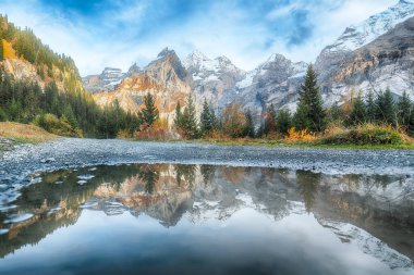 Oeschinen Vadisi ve Bluemlisalp Zirvesi 'nin inanılmaz sonbahar manzarası. Arka planda Bluemlisalp zirvesi olan İsviçre Alpleri sahnesi. Konum: Oeschinen Vadisi, Bern Kantonu, İsviçre, Avrupa