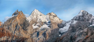 Bluemlisalp zirvesinin muhteşem sonbahar manzarası. İsviçre Alpleri Sahnesi: Oeschinen Vadisi, Bern Kantonu, İsviçre, Avrupa