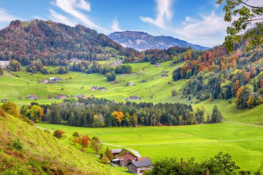 Hergiswil köyünün varoşlarında dağları ve sisi olan şaşırtıcı sonbahar manzarası. İsviçre Alpleri 'nde Poppular seyahat yeri. Konum: Hergiswil, Nidwalden Kantonu, İsviçre, Avrupa