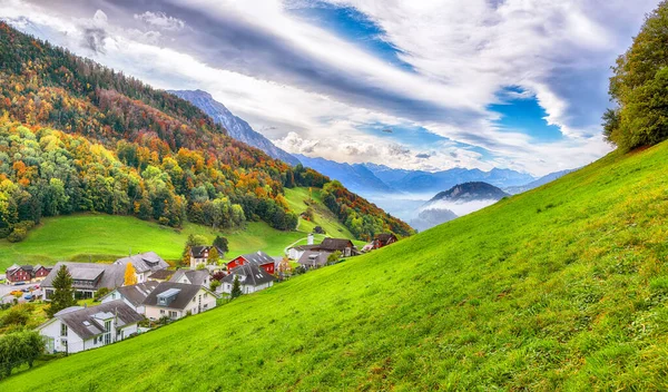 Erstaunlicher Herbstblick Auf Den Vorort Von Hergiswil Mit Bergen Und — Stockfoto