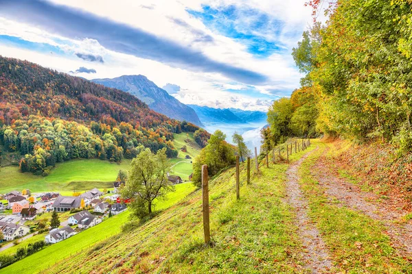 山と霧のあるヘルギスヴィル村の郊外にある驚くべき秋の景色 スイスアルプスのポピュラーな旅行先 所在地 ハーゲニスヴィル ニドヴァルデン スイス ヨーロッパ — ストック写真