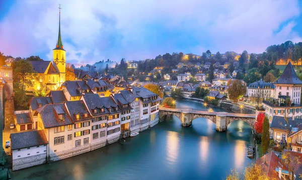 Akşamları Bern Şehrinin Muhteşem Sonbahar Manzarası Nydeggkirche Ile Aare Nehri — Stok fotoğraf