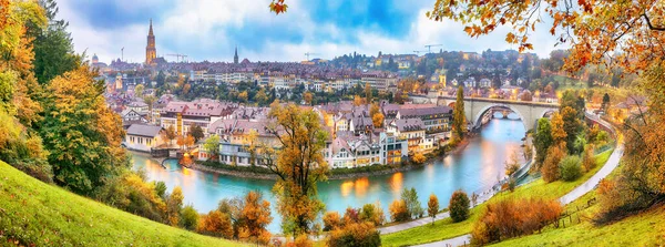 Nádherný Podzimní Pohled Město Bern Řece Aare Během Večera Mostem — Stock fotografie