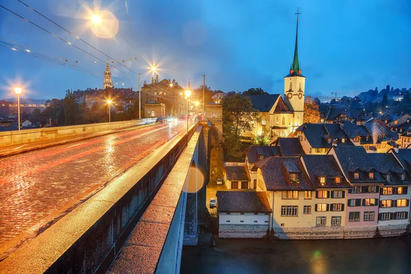 Hihetetlen Őszi Kilátás Bern City Éjszaka Jelenet Aare Folyó Nydeggkirche — Stock Fotó