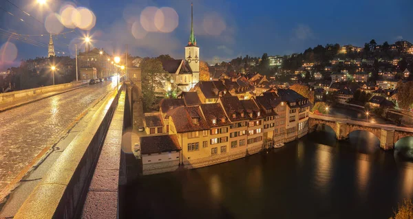 Geceleri Bern Şehrinin Muhteşem Sonbahar Manzarası Nydeggkirche Ile Aare Nehri — Stok fotoğraf