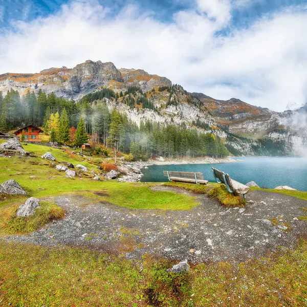 Neuvěřitelný Podzimní Pohled Jezero Oeschinensee Scéna Švýcarských Alp Bluemlisalpským Summitem — Stock fotografie