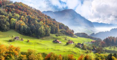 Stansstad şehrinin dağları ve sisli banliyösünde heyecan verici bir sonbahar manzarası. İsviçre Alpleri 'nde Poppular seyahat yeri. Konum: Stansstad, Nidwalden Kantonu, İsviçre, Avrupa
