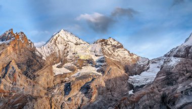 Bluemlisalp Zirvesi 'nin muhteşem sonbahar manzarası. İsviçre Alpleri Sahnesi: Oeschinen Vadisi, Bern Kantonu, İsviçre, Avrupa