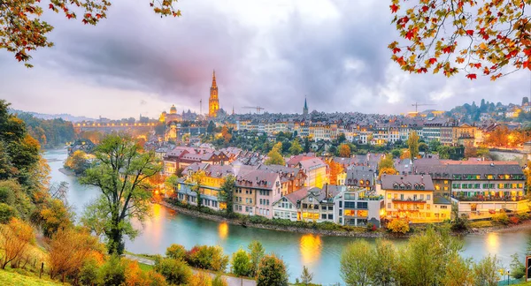 バックグラウンドでベルン大聖堂と夕方にアレ川のベルン市の素晴らしい秋の景色 所在地 ベルン ベルンのカントン スイス ヨーロッパ — ストック写真
