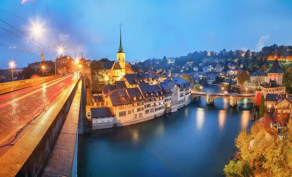 Geceleri Bern Şehrinin Muhteşem Sonbahar Manzarası Nydeggkirche Ile Aare Nehri — Stok fotoğraf