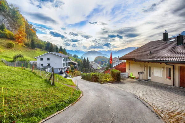 山と霧でスタンスタッド市とルツェルン湖の郊外にあるエキサイティングな秋の景色 スイスアルプスのポピュラーな旅行先 スタンスタッド ニドワルデン スイス ヨーロッパ ストック画像