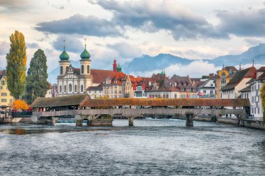 Lucerne 'nin tarihi şehir merkezinde ünlü binalar ve Jesuitenkirche gölü kilisesi. Popüler seyahat yeri. Mekan: Lucerne, Lucerne Kantonu, İsviçre, Avrupa
