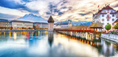 Lucerne 'nin ünlü binaları ve eski ahşap Şapel Köprüsü (Kapellbrucke) ile nefes kesici tarihi şehir merkezi. Popüler seyahat yeri. Mekan: Lucerne, Lucerne Kantonu, İsviçre, Avrupa