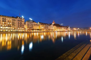 Lucerne 'nin güzel tarihi şehir merkezinde ünlü binalar ve gece boyunca gezinti yerleri popüler. Mekan: Lucerne, Lucerne Kantonu, İsviçre, Avrupa