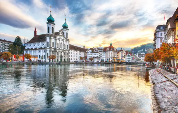 有名な建物と湖イエズス会教会のルツェルンの素晴らしい歴史的な市内中心部 人気の旅行先 ルツェルン ルツェルンのカントン スイス ヨーロッパ ストック画像