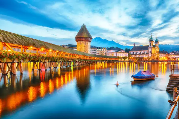 ルツェルンの素晴らしい歴史的な街の中心には 有名な建物と古い木製のチャペル橋 カペルブルック があります 人気の旅行先 ルツェルン ルツェルンのカントン スイス ヨーロッパ ロイヤリティフリーのストック写真