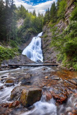 Gelin Peçesi / Valul Miresei Şelalesi 'nin muhteşem manzarası. Apuseni Doğal Parkı, Cluj İlçesi, Transilvanya, Romanya ve Avrupa 'da dramatik sahneler.