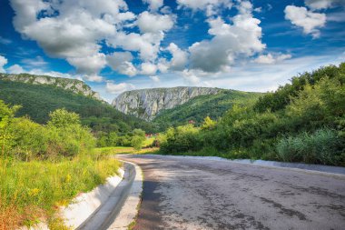 Turda Vadisi 'nin (Cheile Turzii) doğal rezervi Hasdate nehri üzerindeki yürüyüşler için işaretli patikalarla inanılmaz bir manzarası var. Konum: Turda yakınlarında Cluj-Napoca, Transilvanya, Romanya ve Avrupa 'da